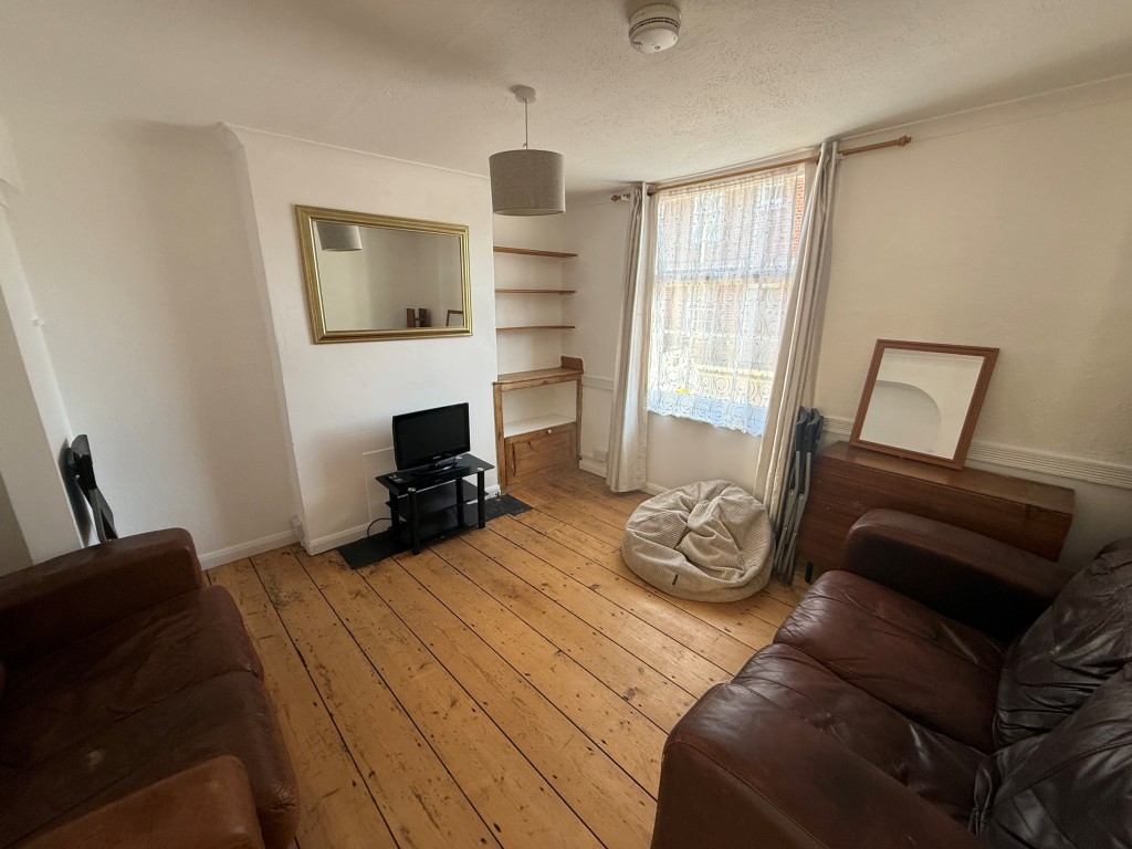 Lot: 97 - FOUR-BEDROOM HOUSE FOR REFURBISHMENT - Living room